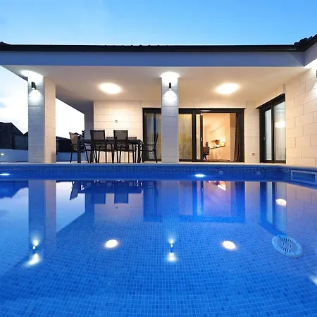ヴィラ Luxury Mariva With Heated Pool