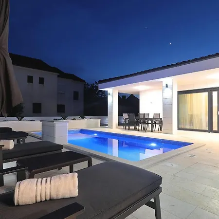 Luxury Mariva With Heated Pool 빌라 비르