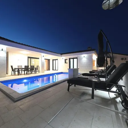 Luxury Mariva With Heated Pool Willa