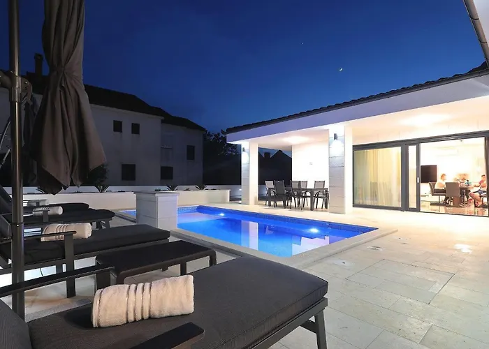 Luxury Mariva With Heated Pool 빌라 비르