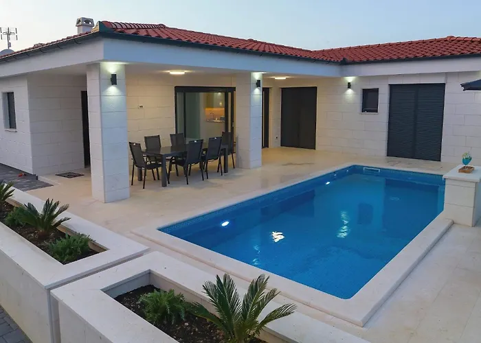 빌라 Luxury Mariva With Heated Pool 비르