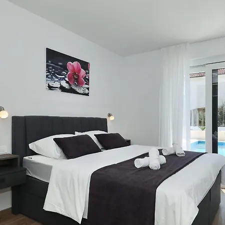 Villa Luxury Mariva With Heated Pool *