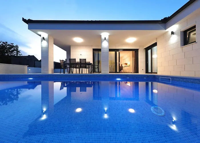 Вилла Luxury Mariva With Heated Pool